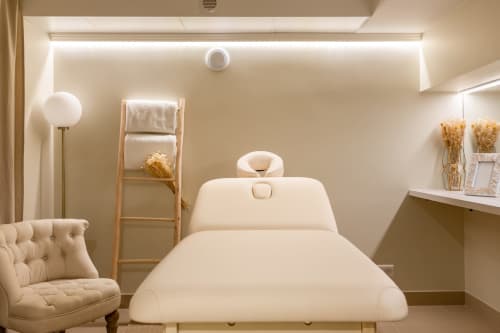 Salle de soins luxueuse à l'Hotel Residence Europe & Spa à Clichy avec table de massage et espace détente