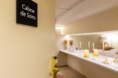 Cabine de soins à l'Hôtel Residence Europe & Spa à Clichy avec produits de relaxation et bougies