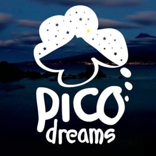 Logótipo do hotel Picodreams com nuvem estrelada e silhueta montanhosa sobre São Roque do Pico, Açores