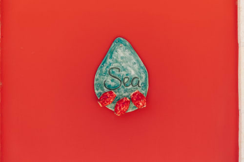 Pezzo ceramico decorativo a tema marino con glassa turchese e accenti di corallo rosso presso Tenuta Fascianello, Fasano