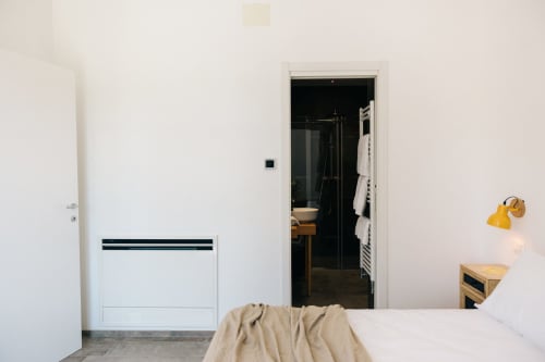 Camera luminosa a Tenuta Fascianello a Fasano con letto, bagno en suite, riscaldamento e comfort moderni