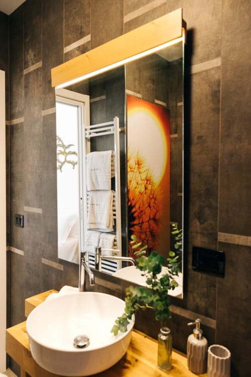 Bagno moderno nella suite Floral Sun di Tenuta Fascianello a Fasano con lavabo tondo, specchio illuminato e tramonto