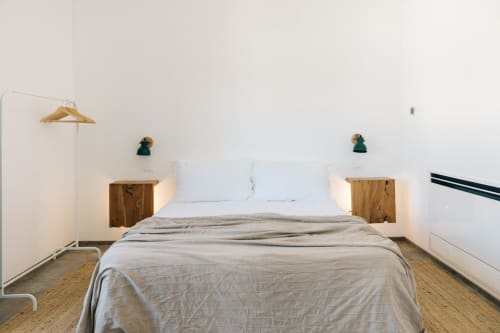 Camera minimalista a Tenuta Fascianello a Fasano con comodini in legno, cuscini bianchi e biancheria neutra con vista