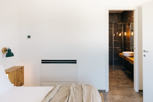 Camera moderna a Tenuta Fascianello, Fasano, con bagno ensuite, illuminazione contemporanea e vista sul giardino