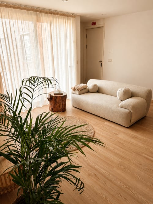 Sofá bege moderno com almofadas redondas no Apartamento Terrace em Terra Clara Studios, Esposende