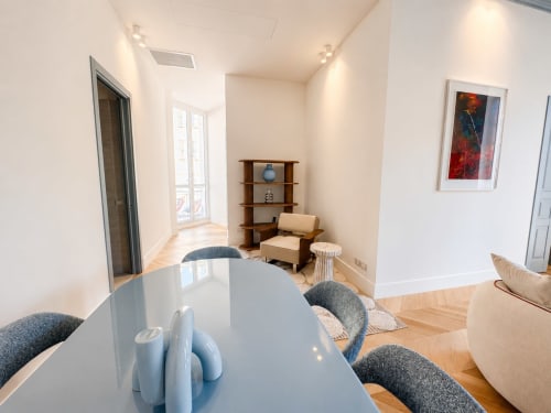 Suite Moderna Ingrid presso Seven Suites Sanremo con tavolo da pranzo, zona living, pavimenti in legno e vista sulla città
