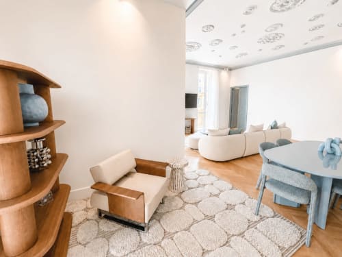 Zona living della Suite Ingrid alle SEVEN SUITES SANREMO con arredi moderni, dettagli in legno, pavimenti in parquet e vista sulla città
