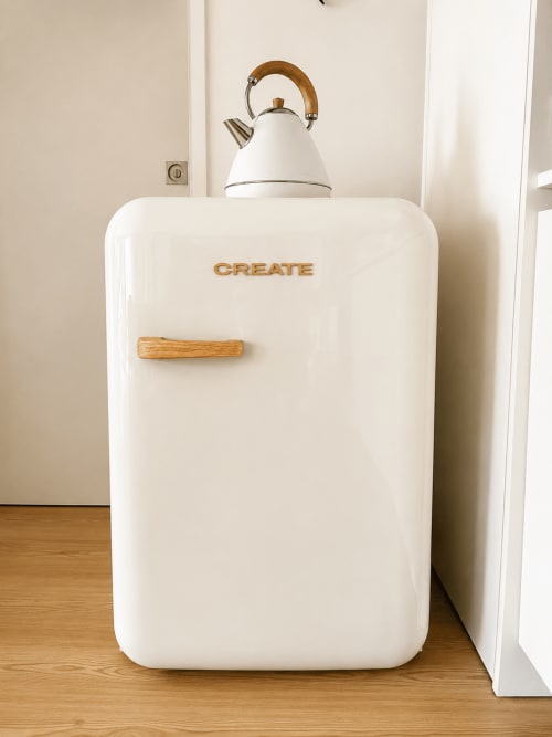 Minigeladeira branca retrô CREATE com alça de madeira na cozinha do apartamento Terra Clara