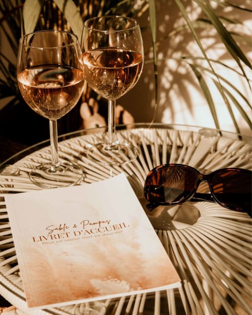 Verres de rosé et lunettes de soleil au Sable & Pampas à Carnon-Plage, France