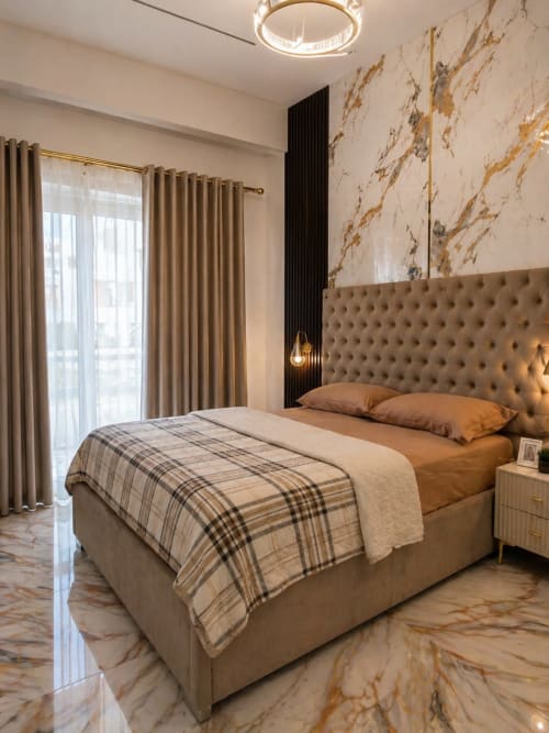 Lussuosa camera da letto della Gold Suite a Sharm el Sheikh con pareti in marmo, testata rivestita in beige e arredi eleganti