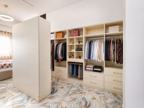Esclusivo spogliatoio con arredamento color crema, pavimentazione in marmo e appenderie organizzate presso la Gold Suite a Sharm el Sheikh