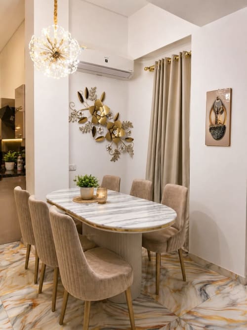 Moderna zona pranzo dell'Apartment Gold presso Affittacamere Rozzano, Sharm el Sheikh con tavolo in marmo e sedie beige