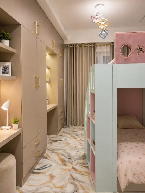 Appartamento moderno Gold a Sharm El Sheikh con mobili beige, pavimenti in marmo, dettagli rosa e letto ordinatamente arrangiato