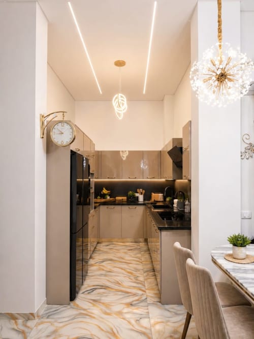 Cucina moderna con mobili beige, piano nero e dettagli oro nell'appartamento Gold di Affittacamere Rozzano, Sharm El Sheikh