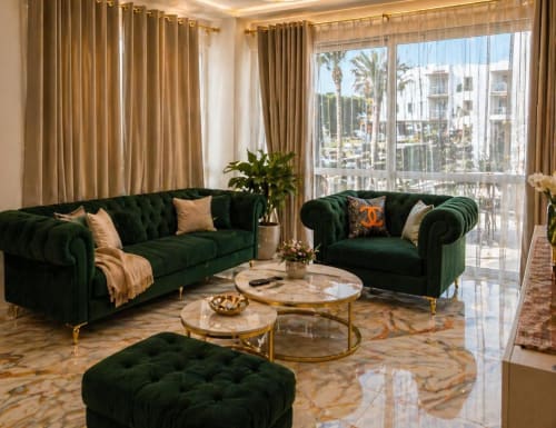 Lussuoso soggiorno dell'Appartamento Gold a Sharm el-Sheikh con divani in velluto verde, tavoli in marmo e vista sulla piscina
