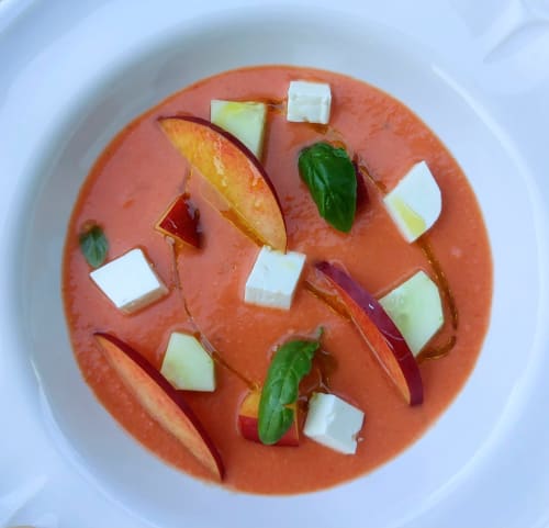 Zuppa di gazpacho con fette di pesca, mozzarella fresca, basilico e peperone rosso presso Aura Relais, ristorante privato a Numana