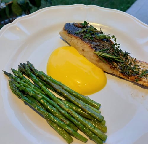Filetto di pesce in padella con guarnizione di erbe, asparagi e polenta ad Aura Relais, Numana