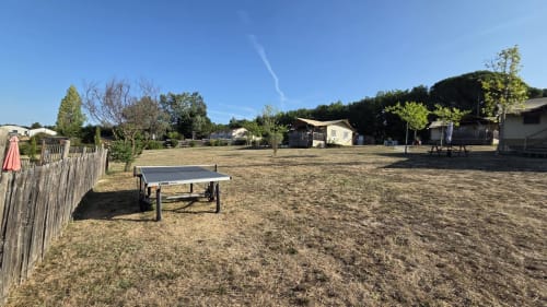 Table de ping-pong en extérieur dans le parc de Home Sweet Lodge Glamping Aquitaine, Saint Germain et Mons