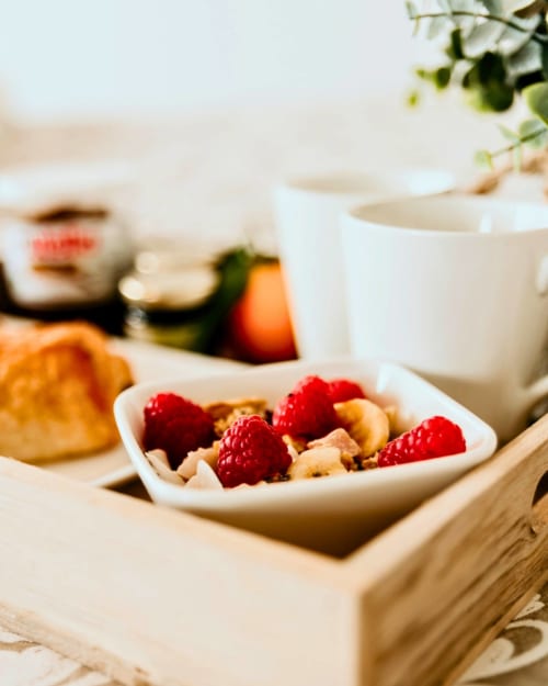 Petit-déjeuner gourmand aux framboises fraîches et pâtisseries à Sablé & Pampas, Carnon-Plage