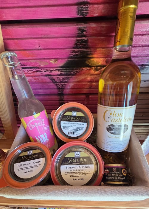 Panier gourmand français avec vin, foie gras et produits de spécialité à Home Sweet Lodge Aquitaine