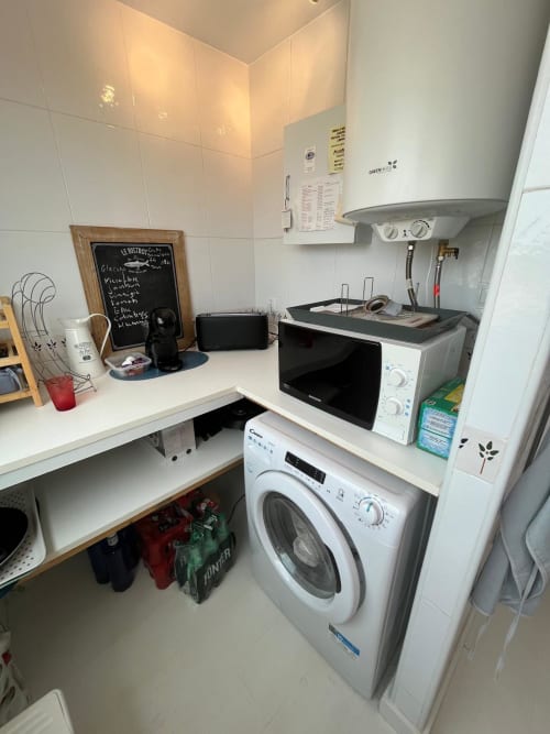 Cocina compacta con lavadora, microondas y calentador de agua en Sant Jordi cerca de la playa