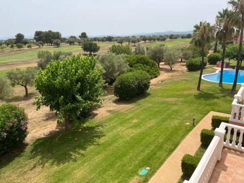 Apartamento de lujo en Sant Jordi con vistas a piscina, jardines cuidados y paisaje rural cerca de la playa
