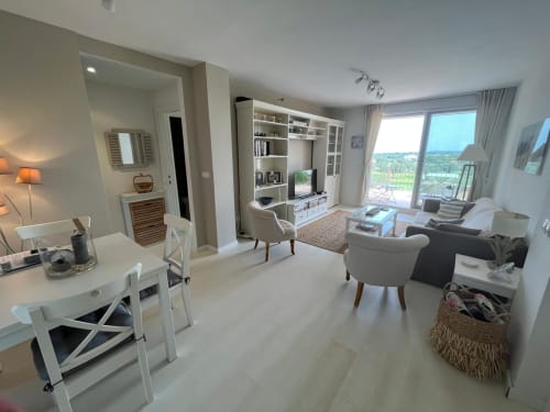 Moderno apartamento en Sant Jordi con sala de estar, escritorio de trabajo, estanterías empotradas, vistas al golf y balcón amueblado
