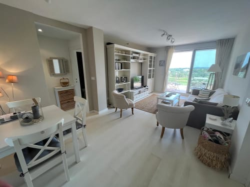 Apartamento moderno en Sant Jordi con vistas al golf, sala de estar abierta, cocina, acceso a terraza y mobiliario contemporáneo