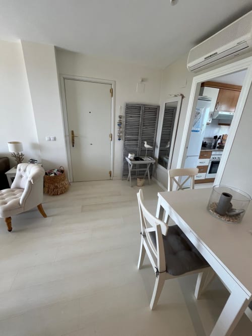 Apartamento moderno en Sant Jordi con mesa de comedor blanca, sala de estar, cocina y aire acondicionado