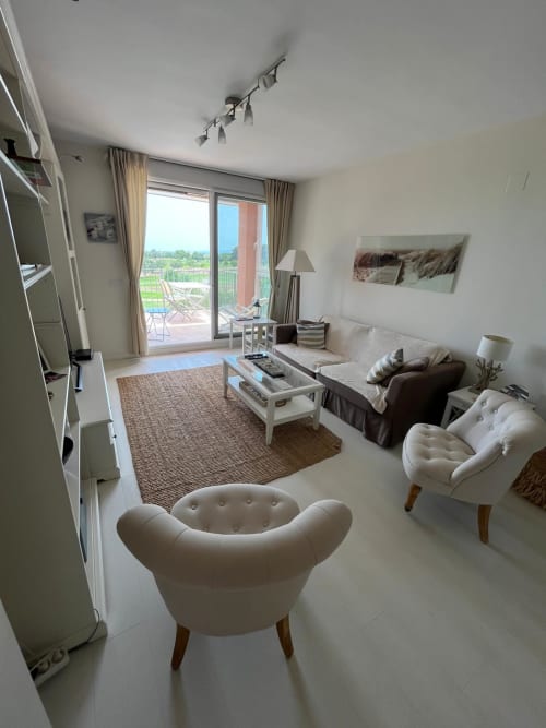 Apartamento moderno con vistas al golf, mobiliario crema, terraza balcón con vistas a los jardines cerca de la playa de Sant Jordi