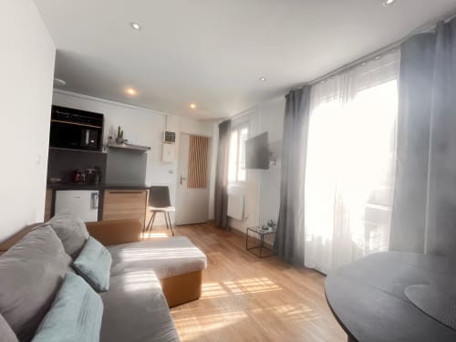 Studio lumineux à La Villa L'Oiseau Bleu, Blonville-sur-Mer avec canapé, kitchenette et accès au balcon