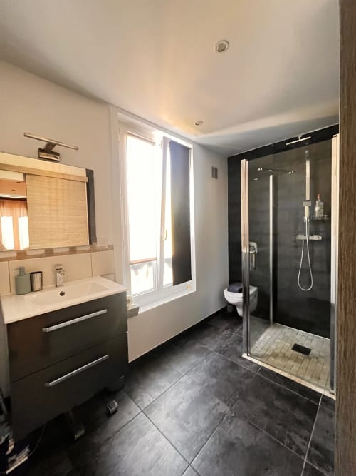 Salle de bains moderne à La Villa L'Oiseau Bleu avec douche à l'italienne, carrelage foncé et vasque à Blonville-sur-Mer