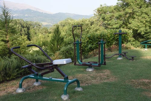 Outdoor fitness equipment in the garden of Country House Bosco d'Olmi with mountain views, Sant'Andrea del Garigliano