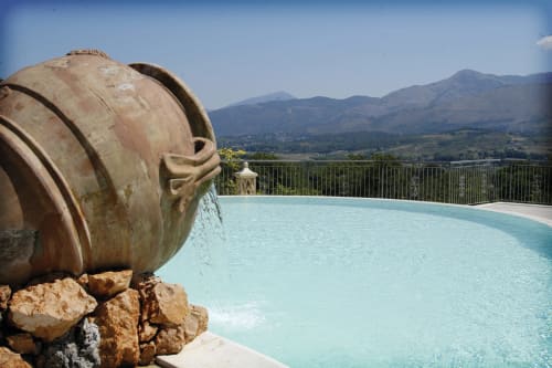 Fontana in anfora di terracotta nella piscina di Bosco d'Olmi con vista sulla valle di Sant'Andrea del Garigliano