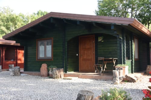 Green wooden cabin at Country House Bosco d'Olmi, Sant'Andrea del Garigliano, Italy