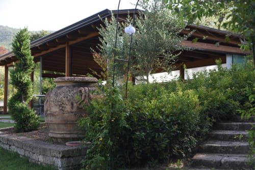Rustic garden shelter with terra cotta urn at Country House Bosco d'Olmi, Sant'Andrea del Garigliano