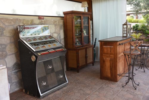 Vintage jukebox and wooden furnishings in outdoor patio area at Country House Bosco d'Olmi, Sant'Andrea del Garigliano