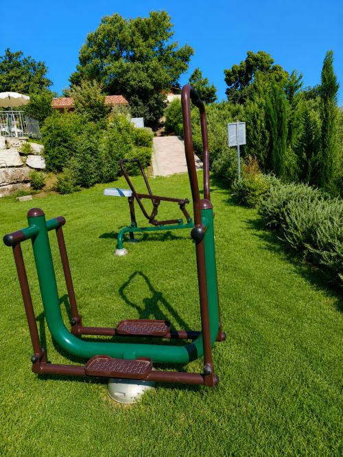 Outdoor fitness equipment in green and brown at Country House Bosco d'Olmi, Sant'Andrea del Garigliano