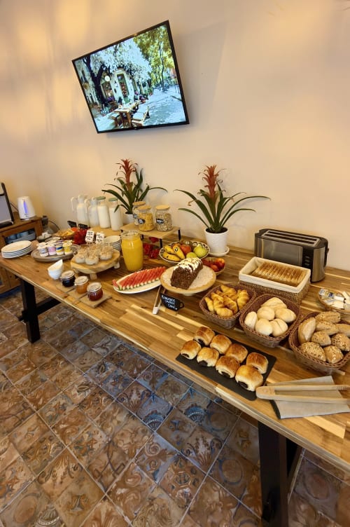 Desayuno buffet de Casa Regina Tenerife con repostería, fruta fresca, pan y café en Tamaimo