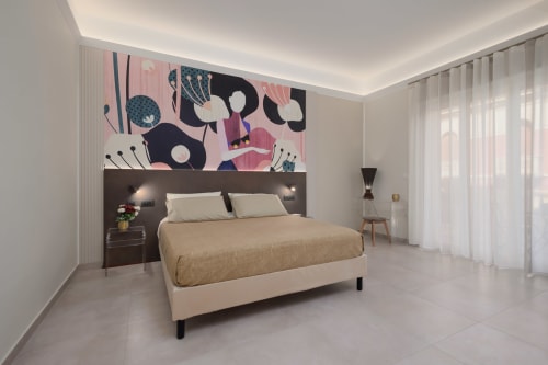Camera moderna di BellDuomo Suite Messina con letto queen, arte murale astratta, vista sulla città e arredamento contemporaneo