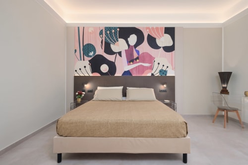 Camera moderna della BellDuomo Suite Messina con letto, testata artistica astratta colorata, vista sulla città e arredi contemporanei