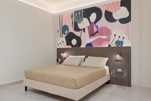 Camera moderna di BellDuomo Suite Messina con letto matrimoniale, opera d'arte astratta rosa e balcone con vista sulla città
