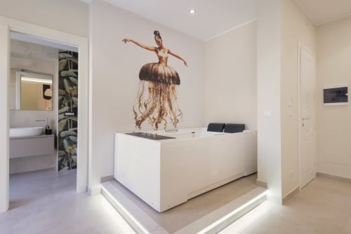 Moderna reception con artistiche decorazioni di meduse a parete presso il BellDuomo Suite Messina, boutique hotel a Messina, Italia