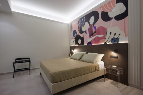Camera moderna BellDuomo Suite Messina con letto matrimoniale, arte astratta alle pareti, illuminazione d'atmosfera e vista sulla città