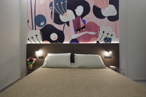 Camera moderna di BellDuomo Suite Messina con letto queen, cuscini bianchi, testata artistica con decorazioni floreali e illuminazione ambientale