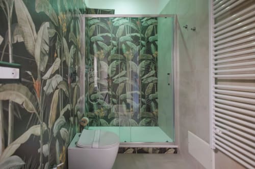 Bagno moderno della BellDuomo Suite Messina con carta da parati a foglie tropicali, wc bianco, box doccia in vetro e riscaldamento