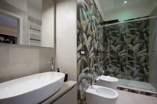 Bagno moderno nella Suite BellDuomo di Messina con rivestimento in piastrelle botaniche, lavabo da appoggio, bidet e doccia a filo pavimento