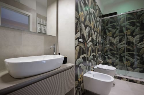Bagno moderno della BellDuomo Suite Messina con vasca bianca indipendente, doppi servizi, carta da parati botanica e vetro