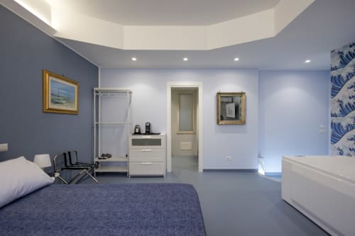 Camera moderna blu della BellDuomo Suite Messina con letto queen, bagno privato, doccia in vetro e arredamento contemporaneo