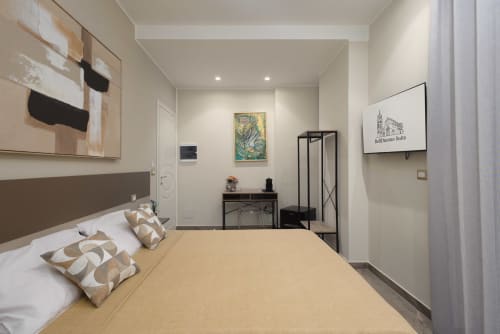 Camera moderna della BellDuomo Suite Messina con letto matrimoniale, scrivania e vista sulla città di Messina, Italia